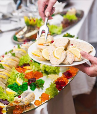 Balık etli jöle içinde hizmet veren