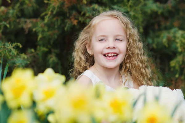 Szczęśliwa dziewczynka w kwitnący ogród — Zdjęcie stockowe