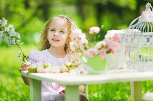 Feliz niña en el jardín floreciente Fotos de stock