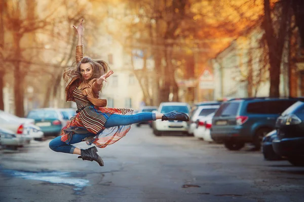 Femme danseuse sautant — Photo