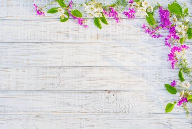 Ahşap üzerinde kır çiçekleri ile çerçeve çiçek