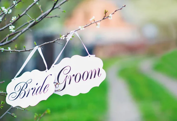 Bruid en bruidegom decoratie borden buitenshuis — Stockfoto