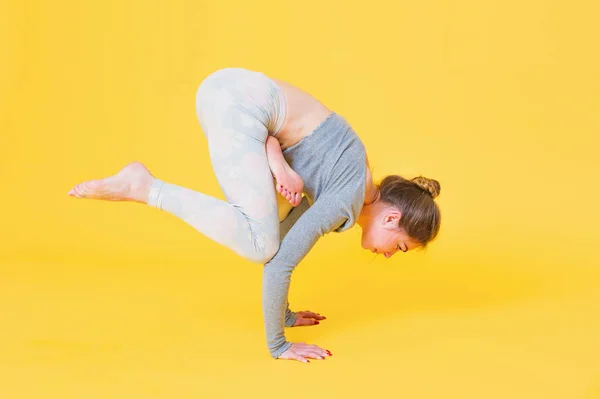 Joven yogini haciendo pose de cuervo —  Fotos de Stock