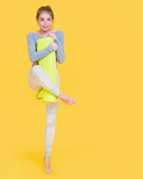 Joven yogini mujer antes de yoga vidrio —  Fotos de Stock