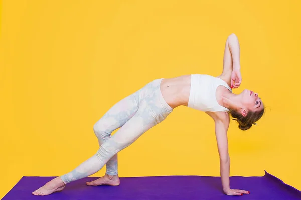 Joven yogini mujer estiramiento —  Fotos de Stock