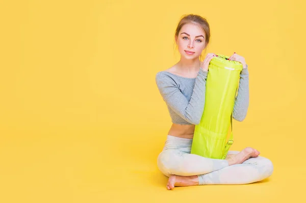 Genç yogini kadını daha önce yoga cam Telifsiz Stok Fotoğraflar