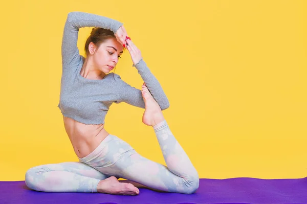 Joven yogini mujer estiramiento Imágenes de stock libres de derechos