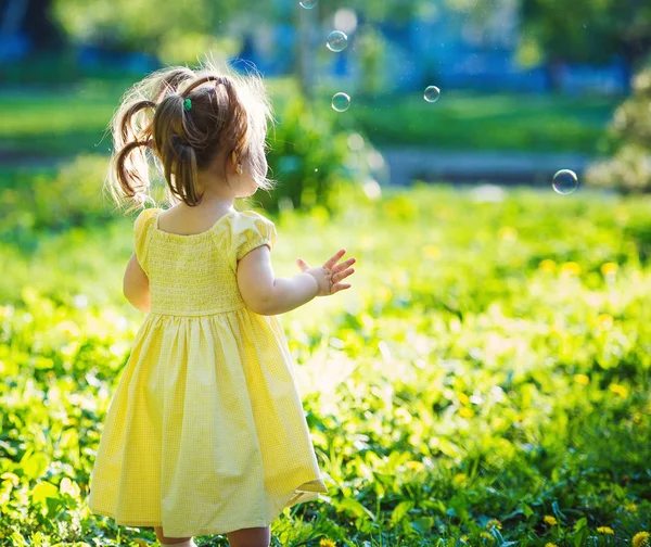 Carina bambina nel parco primaverile — Foto Stock