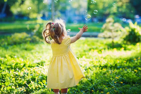 Schattig klein meisje in voorjaar par — Stockfoto