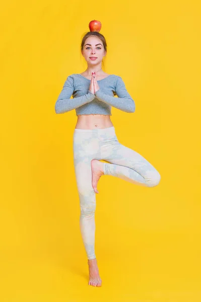 Jovem ajuste mulher ginasta uma perna equilíbrio pose — Fotografia de Stock