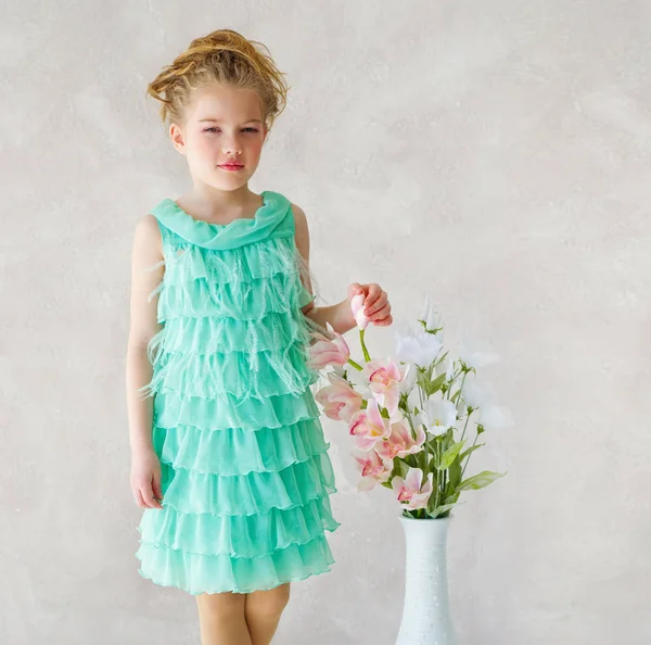 Belle fille en robe de menthe à la mode — Photo