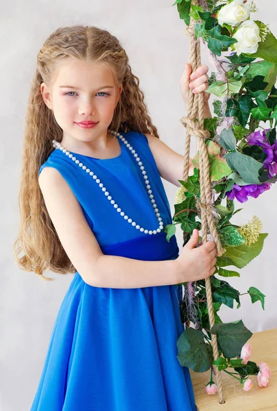 Menina bonita em vestido azul na moda — Fotografia de Stock