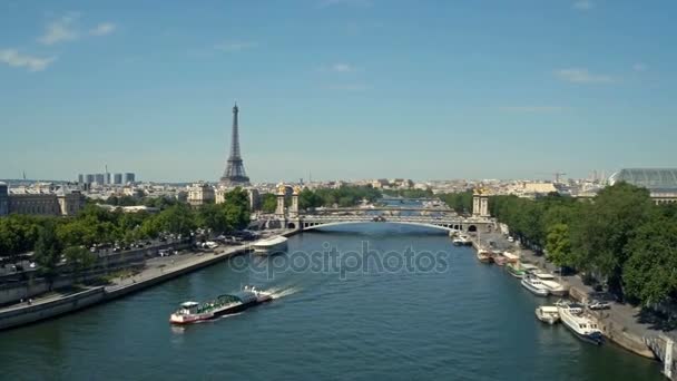 Vista aérea de París, Francia con el río Sena y la torre Eiffel en el fondo . — Vídeos de Stock