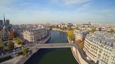 Notre Dame Katedrali ile Paris havadan görünümü