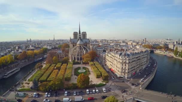 Flybilde av Paris med Notre Dame-katedralen – stockvideo