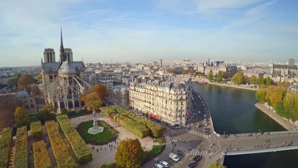 Vista aérea de París con la catedral de Notre Dame — Vídeos de Stock