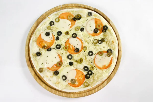 Beyaz bir arka plan üzerinde peynirli pizza