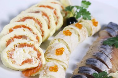 Balık beyaz bir arka plan üzerinde rulo