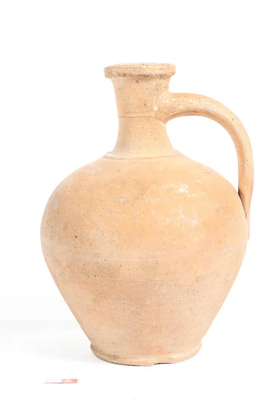 Beyaz bir arka plan üzerinde antik sürahi