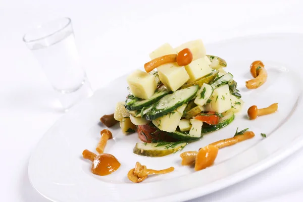 beyaz zemin üzerinde bir aperatif votkayla