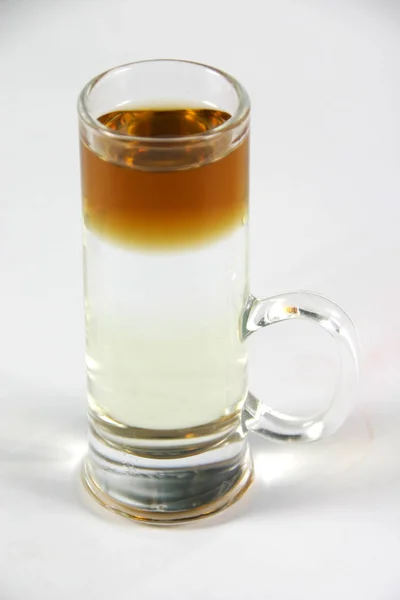 Beyaz arka plan üzerinde kokteyl katmanlı