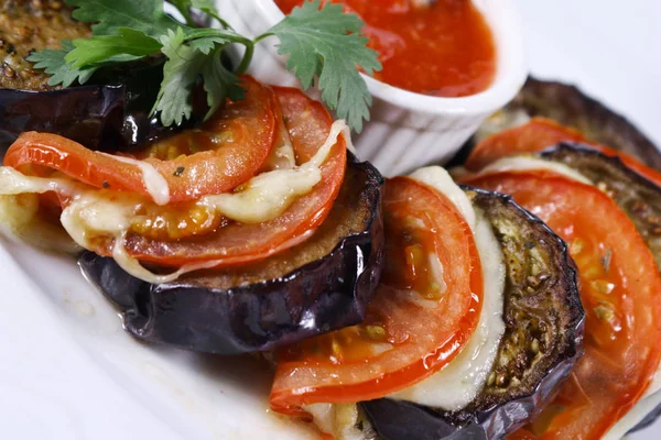 ızgara sebze sos ve peynir ile