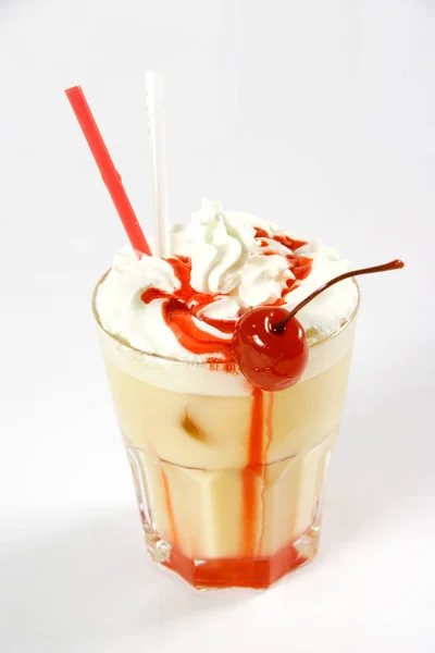 muzlu süt ile krem ve kiraz