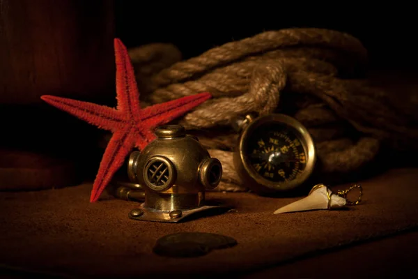 Pusula ve Dalış kask ile natürmort