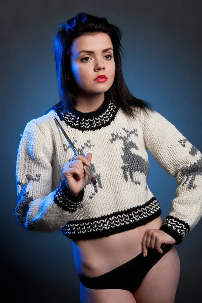 bir kazak bir fırça ile kız