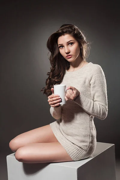 genç kız ile bir fincan