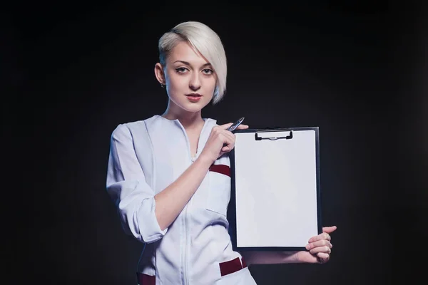 Tıbbi laboratuvar önlüğü ile kısa saçlı genç kız