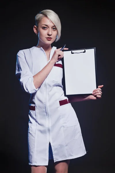 Tıbbi laboratuvar önlüğü ile kısa saçlı genç kız 