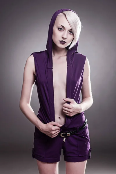 bir kukuleta ile tulum kısa saçlı genç kız