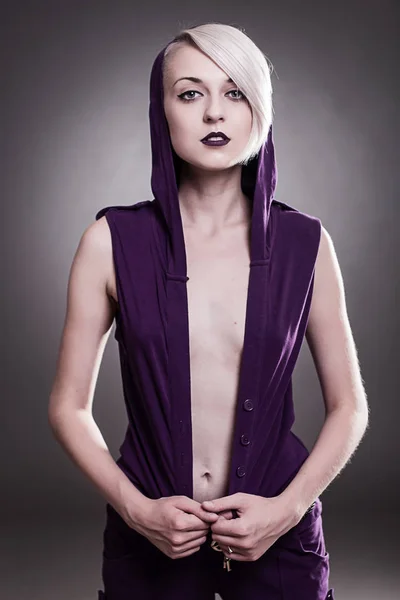 bir kukuleta ile tulum kısa saçlı genç kız