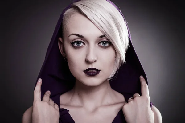 bir kukuleta ile tulum kısa saçlı genç kız