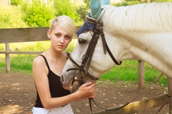 genç kadının yanında beyaz bir at