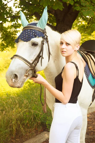 genç kadının yanında beyaz bir at