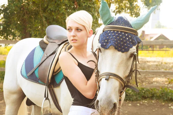 genç kadının yanında beyaz bir at