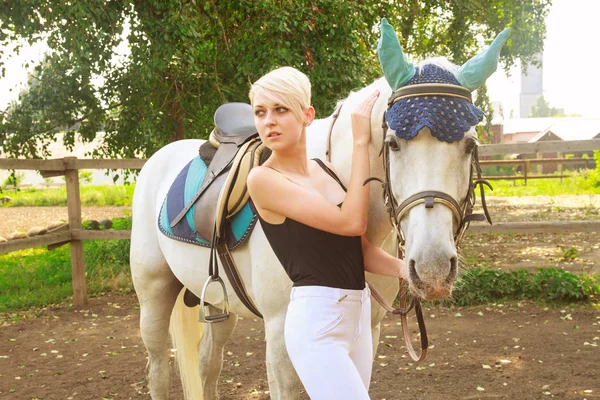 genç kadının yanında beyaz bir at