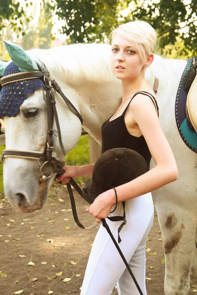 genç kadının yanında beyaz bir at