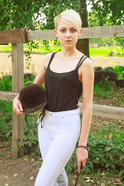 genç kadının yanında beyaz bir at