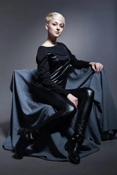 Vinil kostüm genç kız