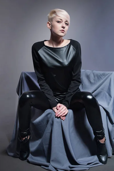 Vinil kostüm genç kız