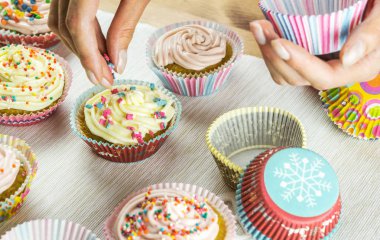 Ahşap masa üzerinde Noel kek