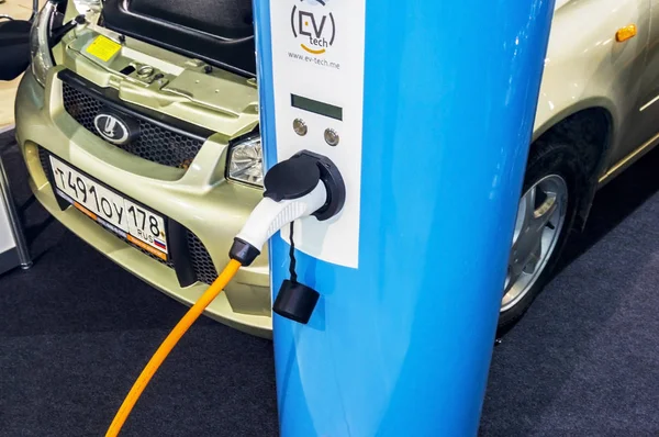 Lader voor elektrisch voertuig op aangesloten auto 2016 — Stockfoto