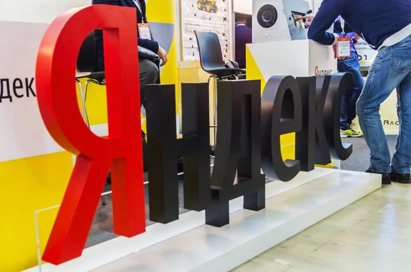 Információs stand a cég Yandex — Stock Fotó