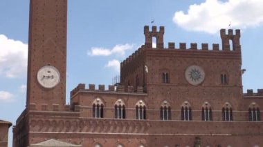 Siena, İtalya - 12 Ağustos: Belediye Binası ana Meydanı Piazza del Campo üzerinde 12 Ağustos 2016 Siena, İtalya. Piazza del Campo şehrin tarihi merkezi ve Avrupa'nın en büyük Ortaçağ kareler biridir..