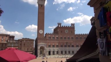 Siena, İtalya - 12 Ağustos: Belediye Binası ana Meydanı Piazza del Campo üzerinde 12 Ağustos 2016 Siena, İtalya. Piazza del Campo şehrin tarihi merkezi ve Avrupa'nın en büyük Ortaçağ kareler biridir..