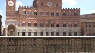Siena, İtalya - 12 Ağustos: Belediye Binası ana Meydanı Piazza del Campo üzerinde 12 Ağustos 2016 Siena, İtalya. Piazza del Campo şehrin tarihi merkezi ve Avrupa'nın en büyük Ortaçağ kareler biridir..