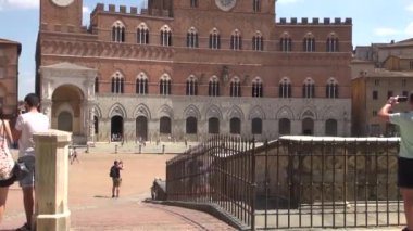 Siena, İtalya - 12 Ağustos: Belediye Binası ana Meydanı Piazza del Campo üzerinde 12 Ağustos 2016 Siena, İtalya. Piazza del Campo şehrin tarihi merkezi ve Avrupa'nın en büyük Ortaçağ kareler biridir..